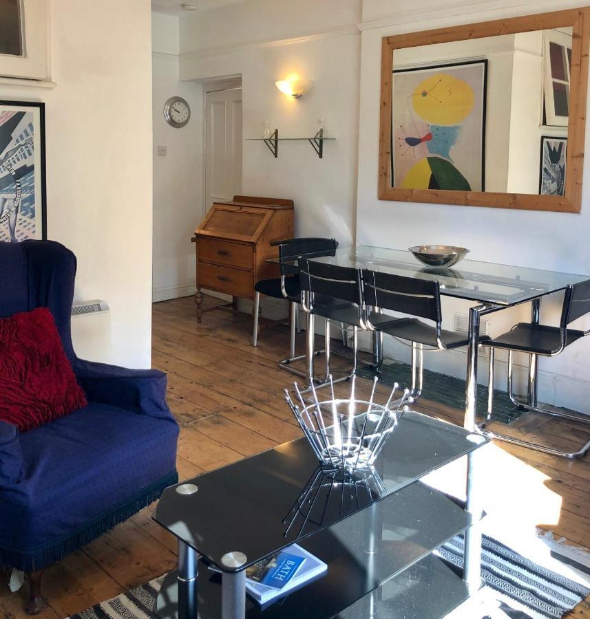 Lauras Townhouse Apartments Dressmakers Salon Bath Exterior foto