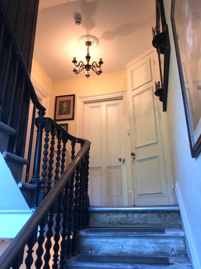 Lauras Townhouse Apartments Dressmakers Salon Bath Exterior foto