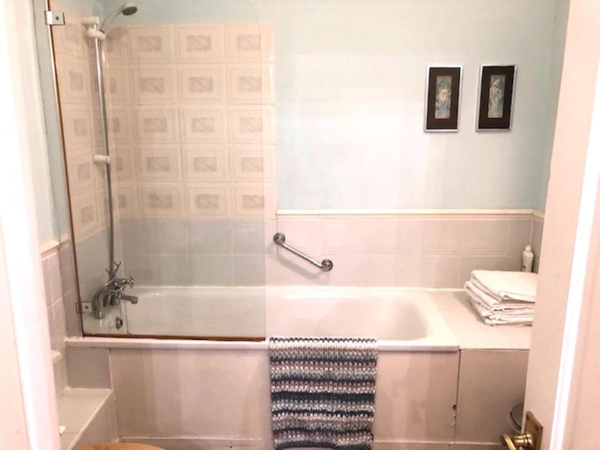 Lauras Townhouse Apartments Dressmakers Salon Bath Exterior foto