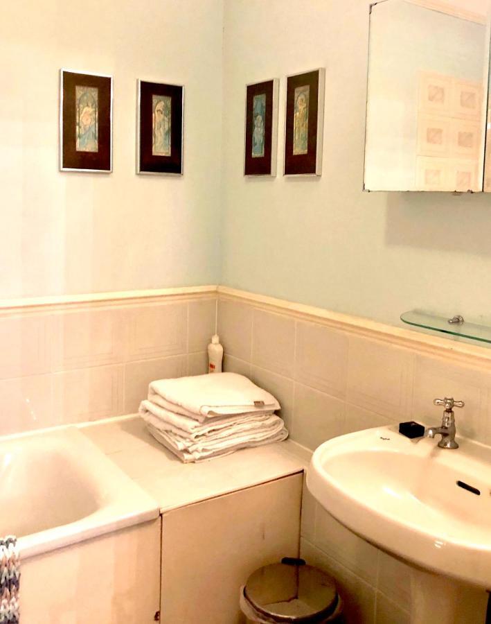 Lauras Townhouse Apartments Dressmakers Salon Bath Exterior foto