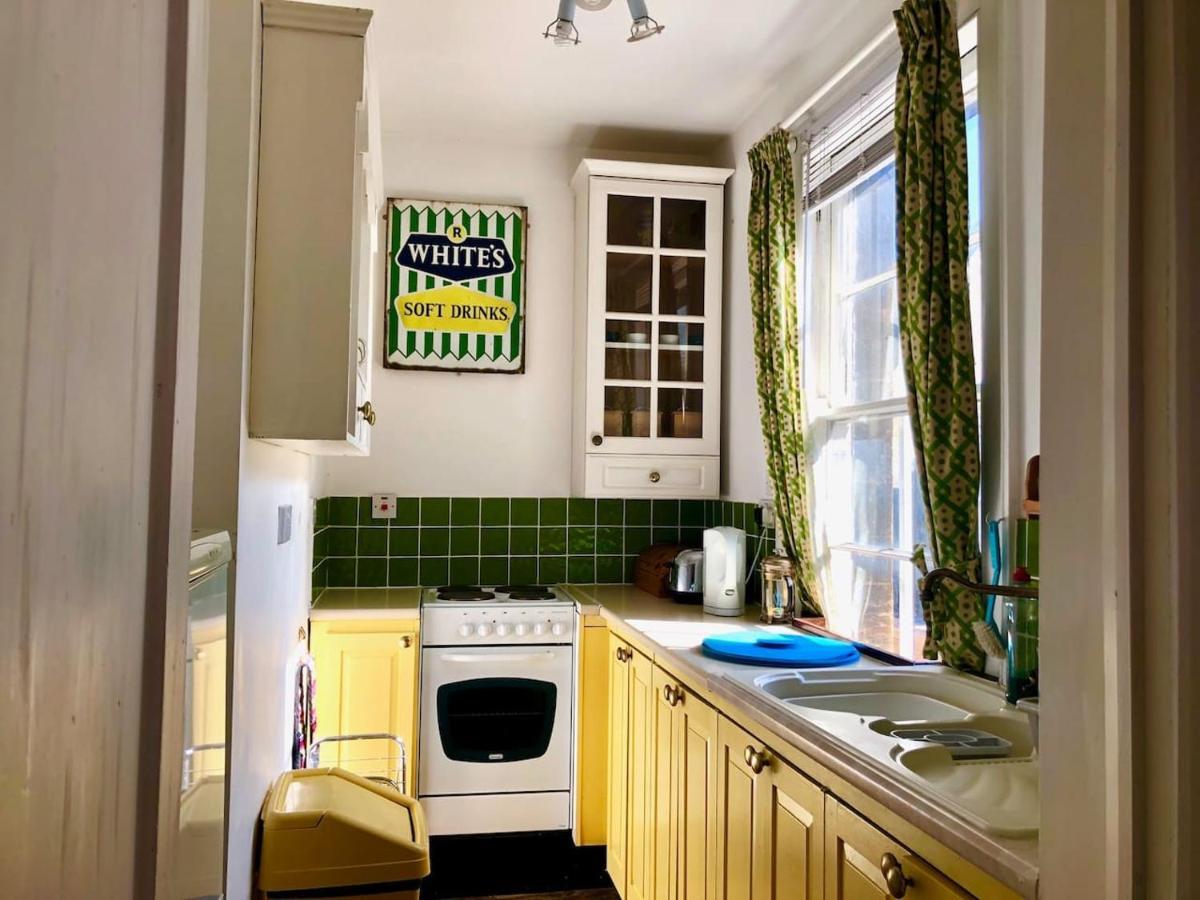Lauras Townhouse Apartments Dressmakers Salon Bath Exterior foto