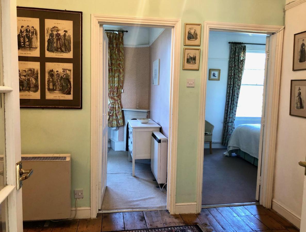 Lauras Townhouse Apartments Dressmakers Salon Bath Exterior foto