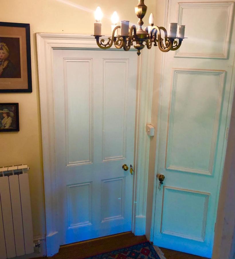 Lauras Townhouse Apartments Dressmakers Salon Bath Exterior foto