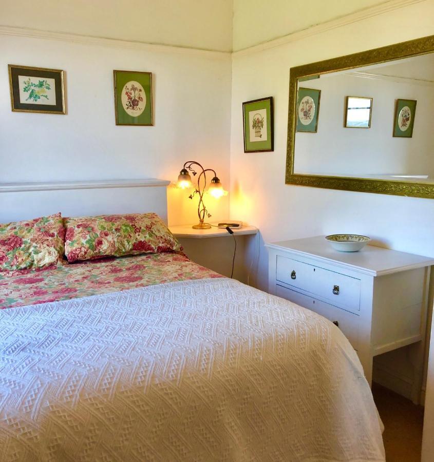 Lauras Townhouse Apartments Dressmakers Salon Bath Exterior foto